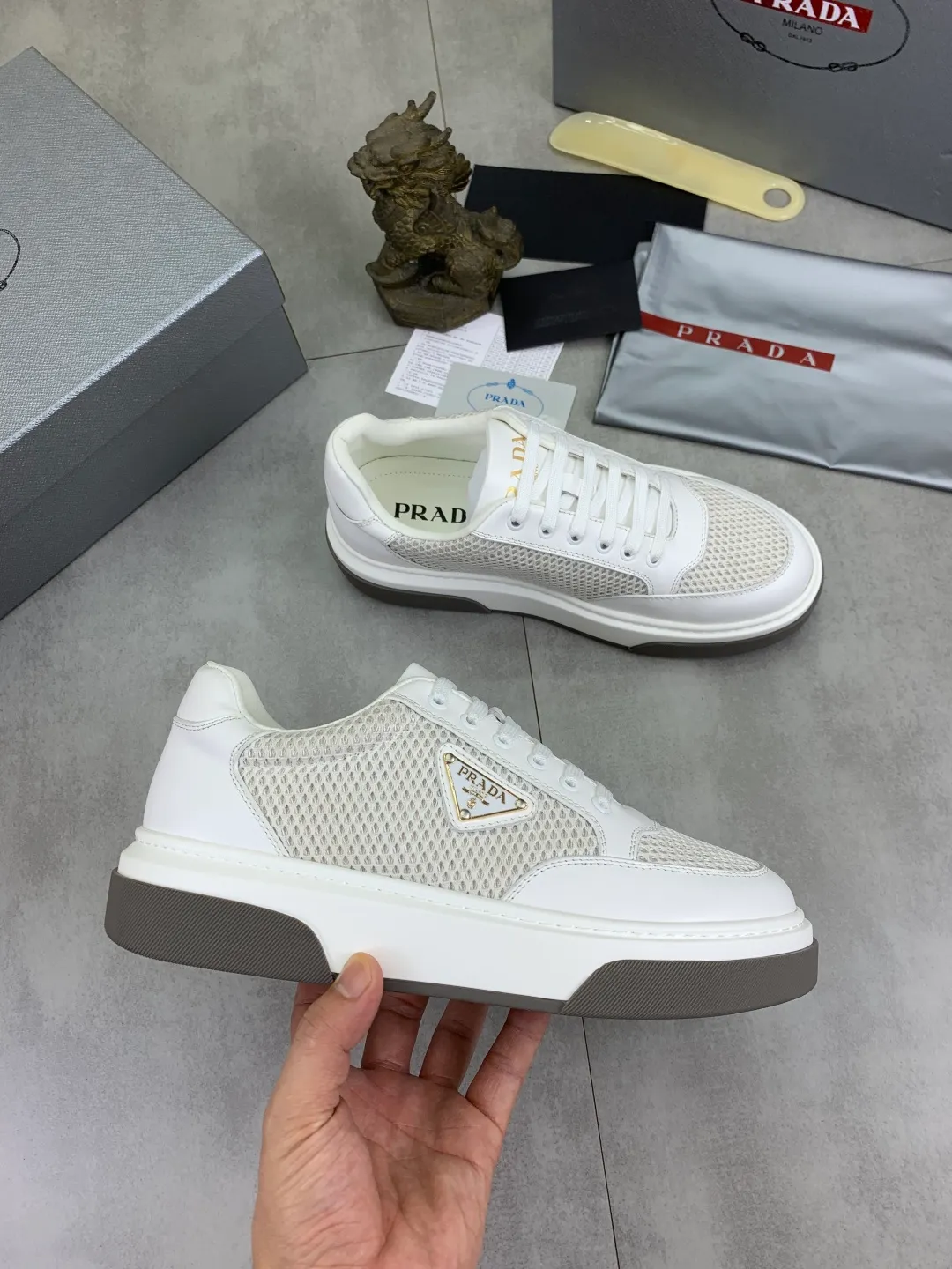 Men's Men's Shoes 💰P560 💰【New Style】 The latest model of high-quality PRADA classic men's shoes has been launched on the official website at a 1:1 replica, synchronized in Hong Kong and on the same catwalk; all made of calfskin➕imported cowhide lining, 🍡🍡original rubber outsole, non-slip and wear-resistant; comfortable on the feet, attractive style, fine workmanship, and simple and neat shoe lasts, highlighting a man's courage and toughness, 👍size 38 to 44 (45 can be customized) black White color🉑️choose